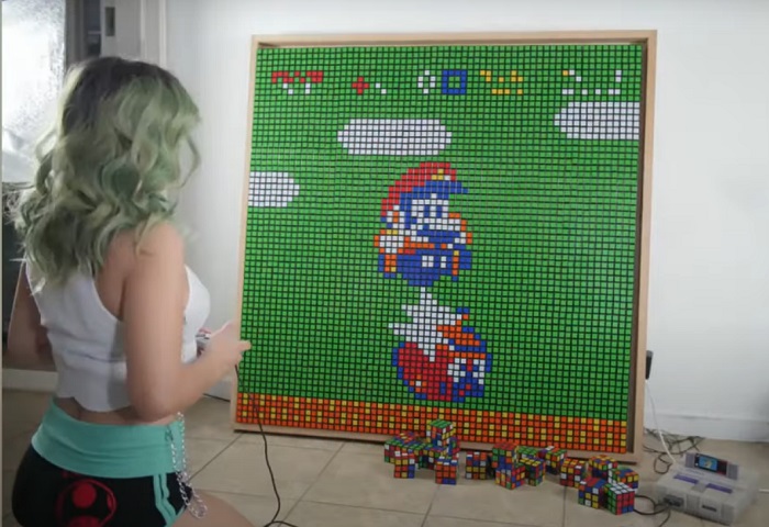 Девушка сыграла в культовую компьютерную игру "Супер Марио" с помощью кубиков Рубика: финал вышел неожиданным даже для нее