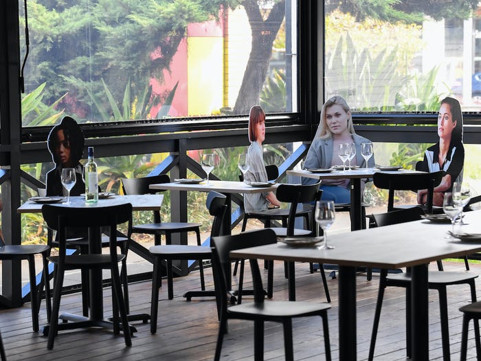 В ресторанах Австралии картонные фигуры людей посадили за столы, чтобы посетители чувствовали себя комфортно и соблюдали дистанцию