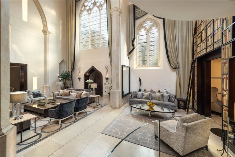 В Лондоне за 54 миллиона долларов продается здание церкви Всех Святых, переделанное в жилой дом. Есть все, кроме икон: SPA, бассейн, кинотеатр