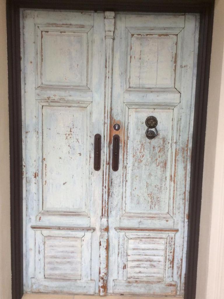 300-летняя дверь, привезенная из Северной Италии, вдохновила пару построить шикарный дом в Австралии