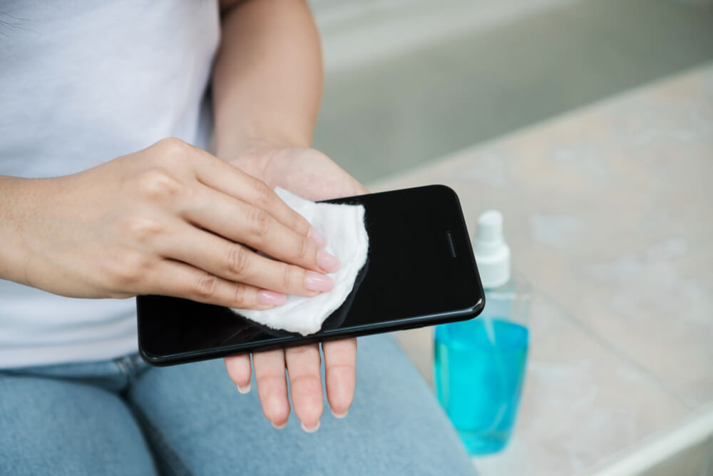 Эксперты рассказали, как держать телефон в чистоте во время коронавируса: мыла и воды достаточно