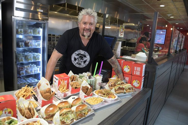У Канье Уэста есть несколько "Бургер Кингов": какие звезды владеют ресторанами быстрого питания