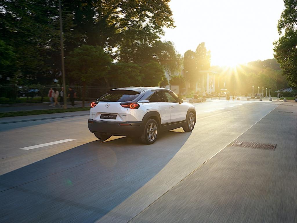 Mazda открыла прием предзаказов на электрический MX-30. Первые клиенты получат в подарок домашнее зарядное устройство