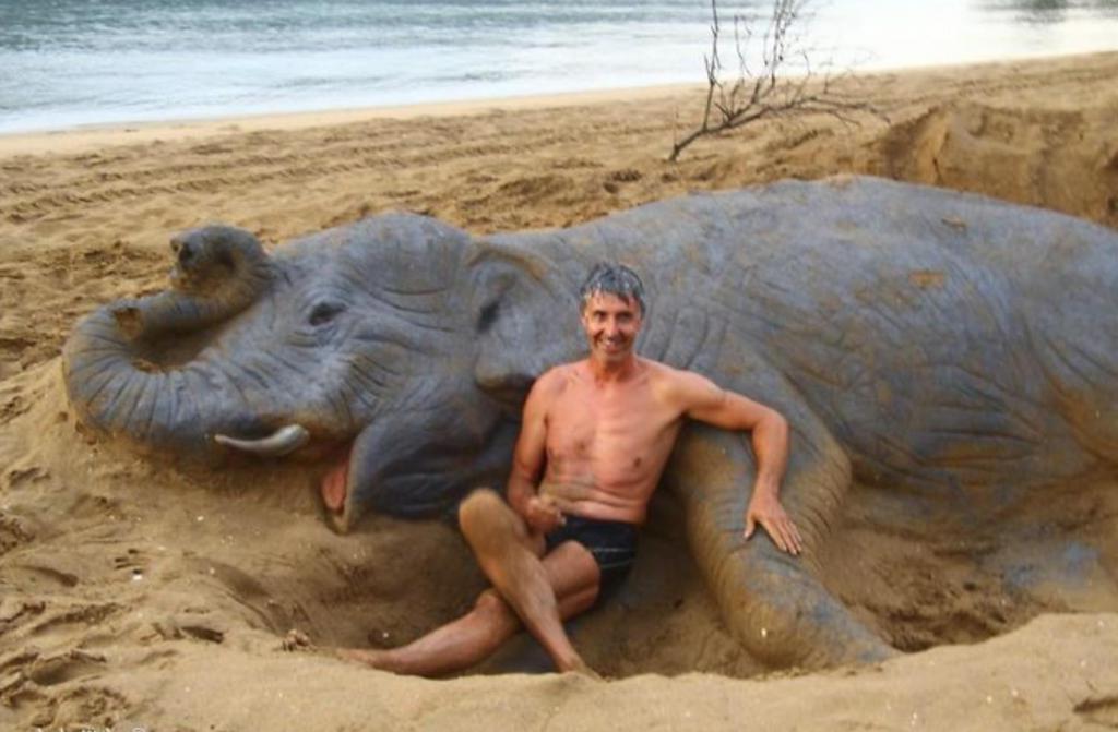 Только приглядевшись, можно заметить разницу: мужчина создает реалистичные скульптуры из песка