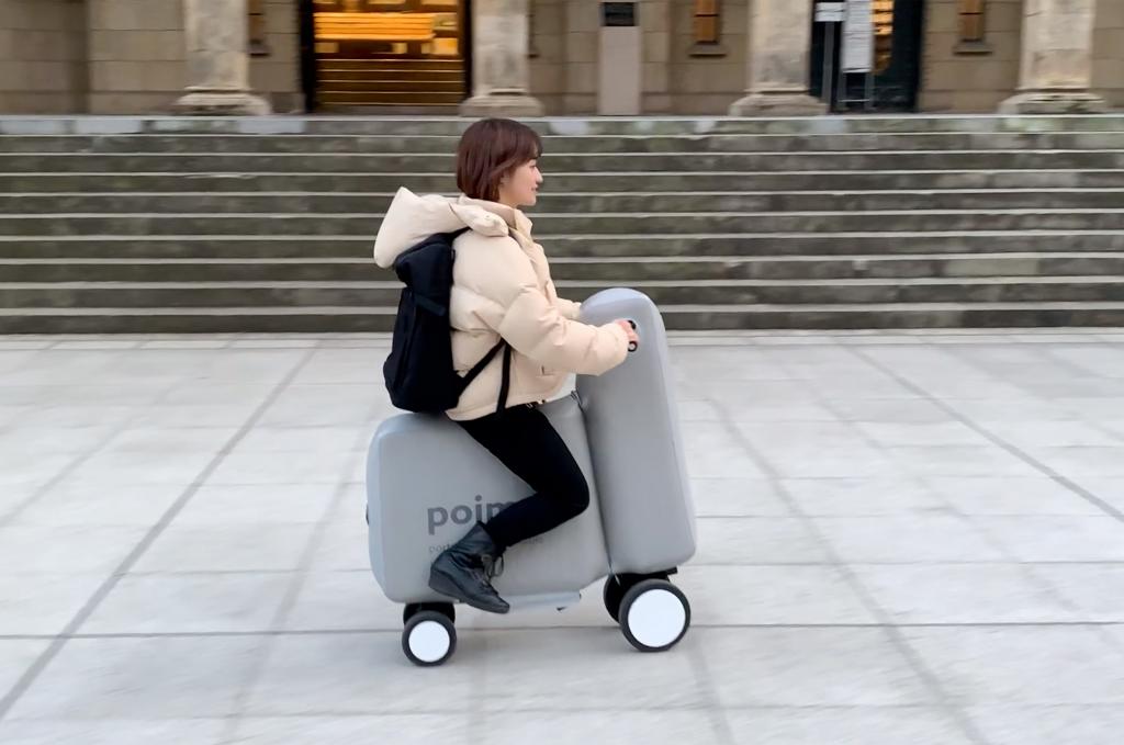 Новинка среди транспортных средств: надувной скутер, который при случае легко помещается в рюкзаке