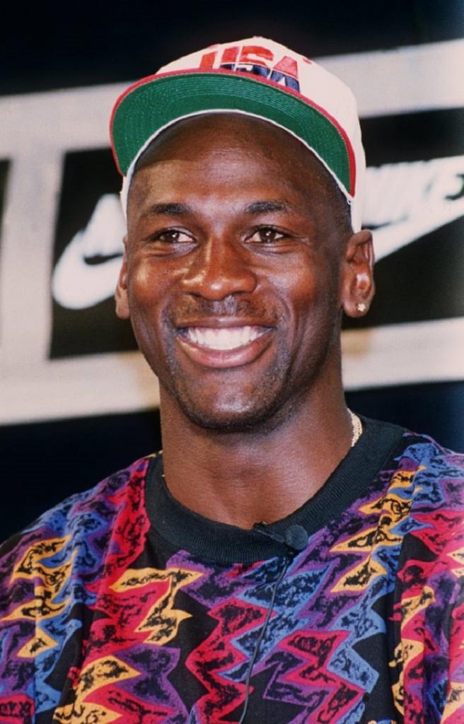 Ветровки, береты, кеды и вязаный свитер с принтом: как одевался знаменитый баскетболист Майкл Джордан в 90-х
