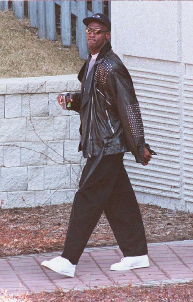 Ветровки, береты, кеды и вязаный свитер с принтом: как одевался знаменитый баскетболист Майкл Джордан в 90-х