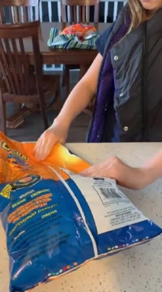 Крошки больше не страшны: девушка показала, как запечатать открытую пачку чипсов