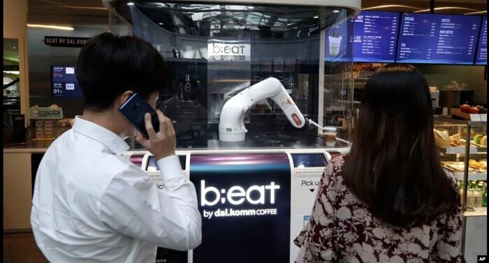 Робот-бариста принимает заказы, приносит кофе и помогает соблюдать социальную дистанцию в кафе в Южной Корее