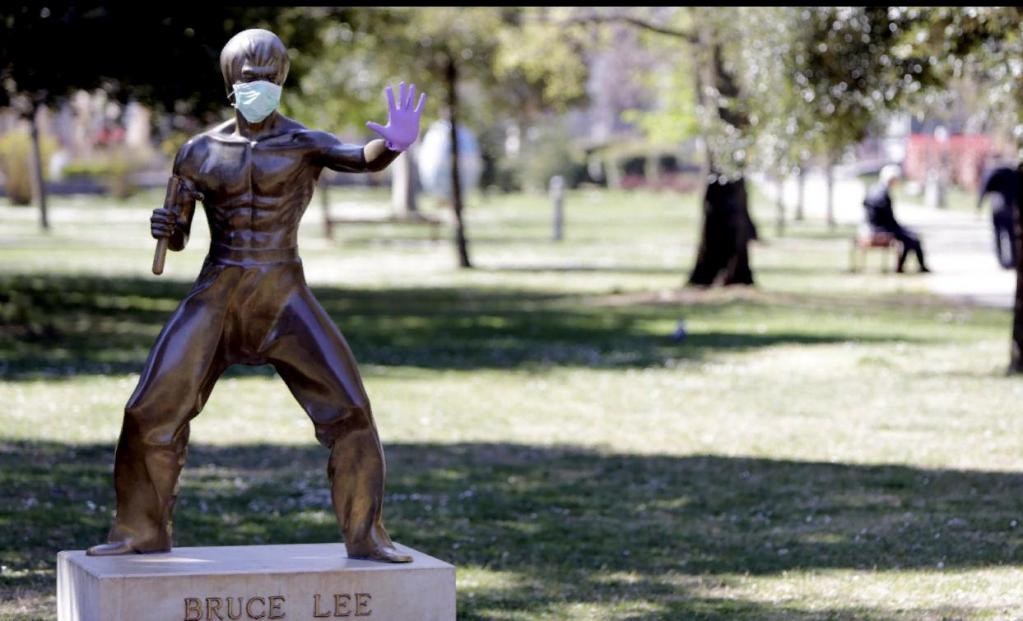 Знаменитые статуи по всему миру теперь "носят" маски для лица: фото