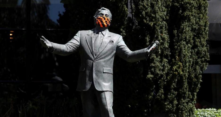 Знаменитые статуи по всему миру теперь "носят" маски для лица: фото
