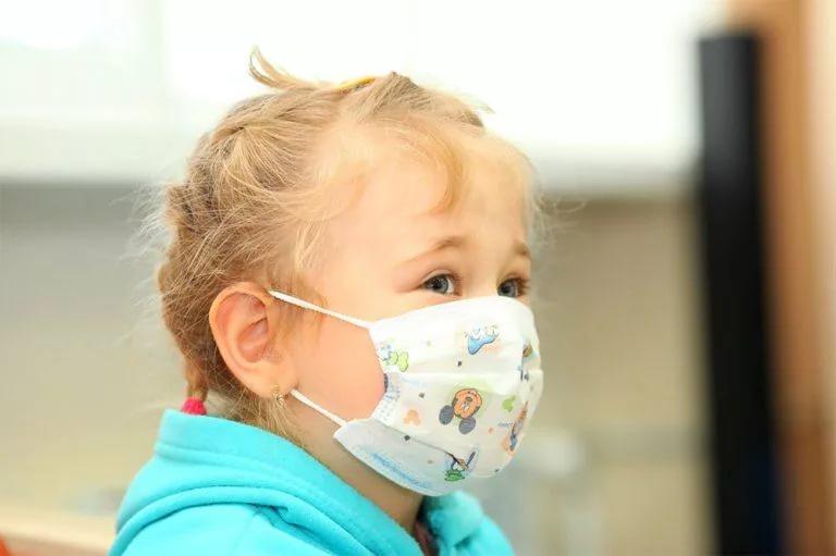 Педиатры предупреждают: медицинские маски могут быть опасными для малышей