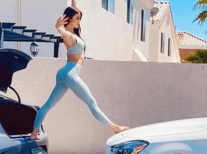 «Я знаю, что делаю!»: девушка выполнила гимнастический трюк на двух машинах