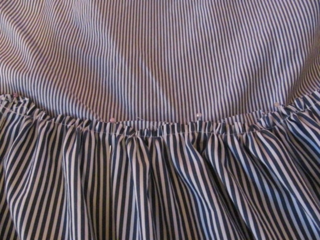 Из трех рубашек мужа, которые он не носит, я сшила очень милое летнее платье: способ простой, легко справится даже начинающая швея