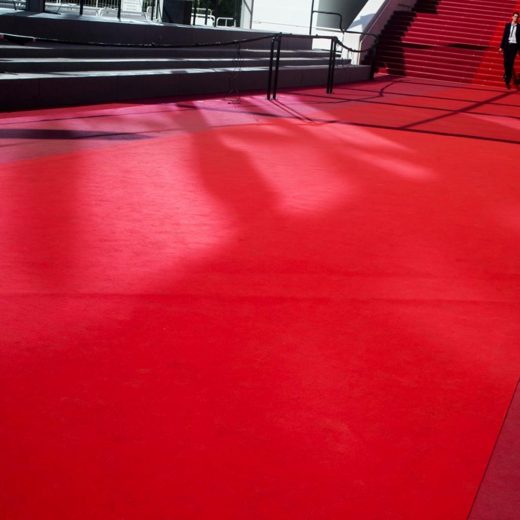 Голливуд ищет альтернативные варианты красной ковровой дорожки из-за Covid-19