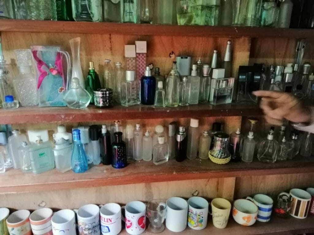 Мужчина в рыбацкой деревушке собрал 7000 бутылок со всего мира, которые выбросило море, и сделал музей