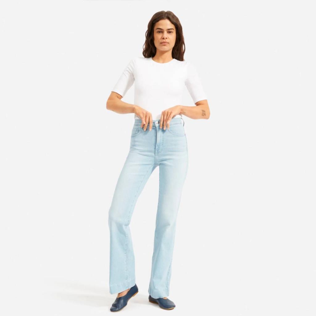 В этом сезоне джинсы становятся свободными и расклешенными: фото модных фасонов