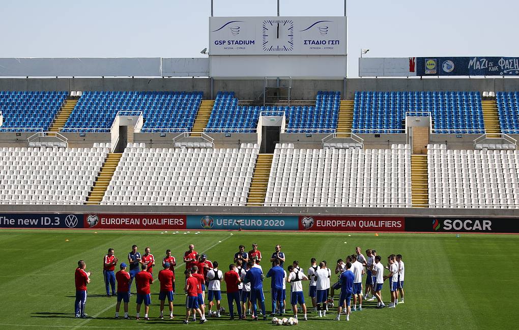 Футбол "оживет" 21 июня: власти разрешили болельщикам посещать стадионы, правда, в ограниченном количестве