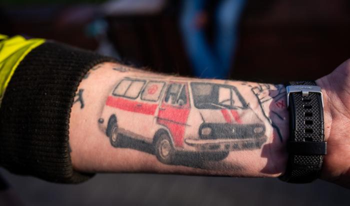 Татуированный фельдшер скорой помощи из Беларуси: "В последнее время хотя бы стали благодарить"