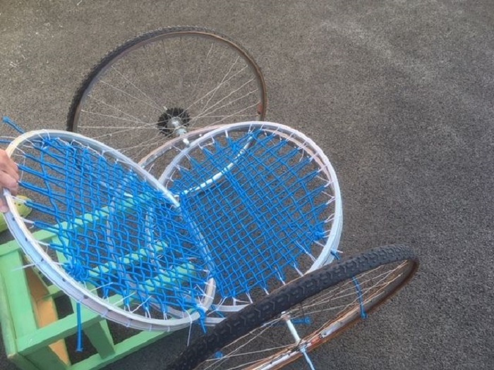 Муж снял колеса со старых велосипедов и смастерил простое, но удобное кресло
