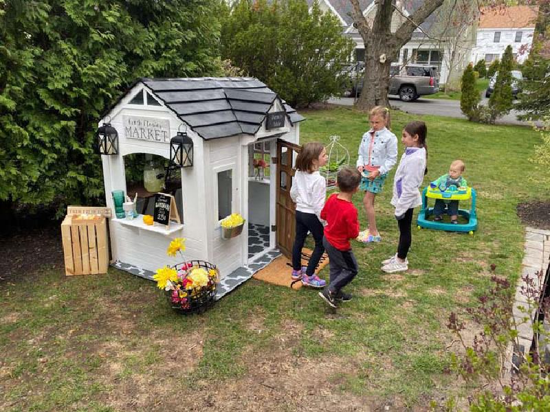 Чтобы порадовать своих детей, папа построил на заднем дворе уютный игровой домик