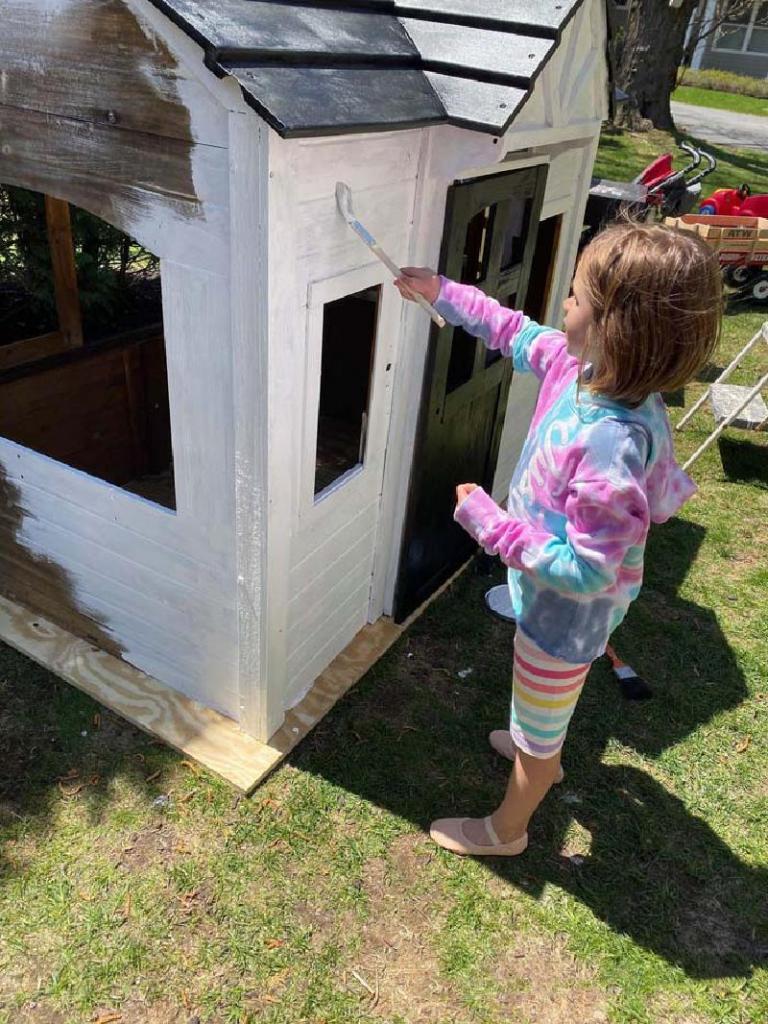 Чтобы порадовать своих детей, папа построил на заднем дворе уютный игровой домик