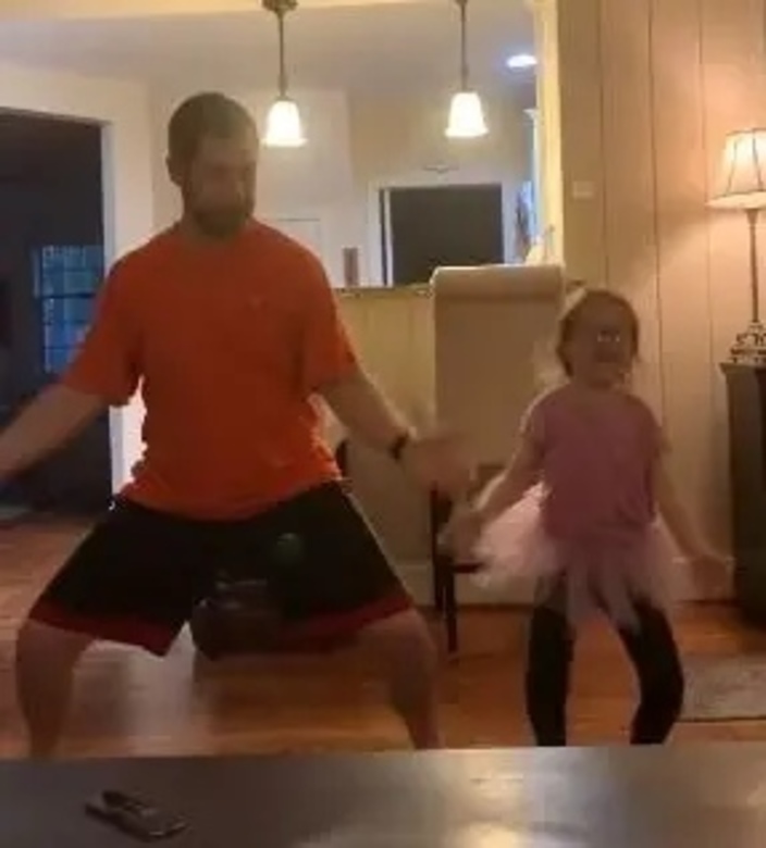 Девочка нервничала перед онлайн-уроками балета, поэтому любящий папа решил ее поддержать (милое видео)