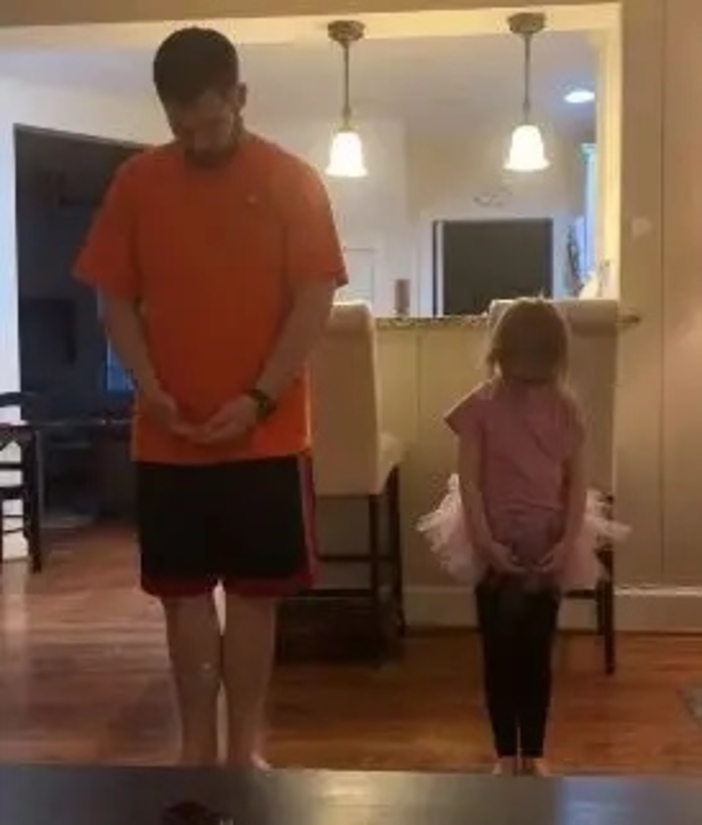 Девочка нервничала перед онлайн-уроками балета, поэтому любящий папа решил ее поддержать (милое видео)