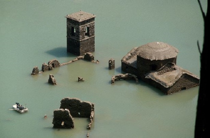 Подводная «деревня-призрак», поднявшаяся с глубины, застыла во времени: фото