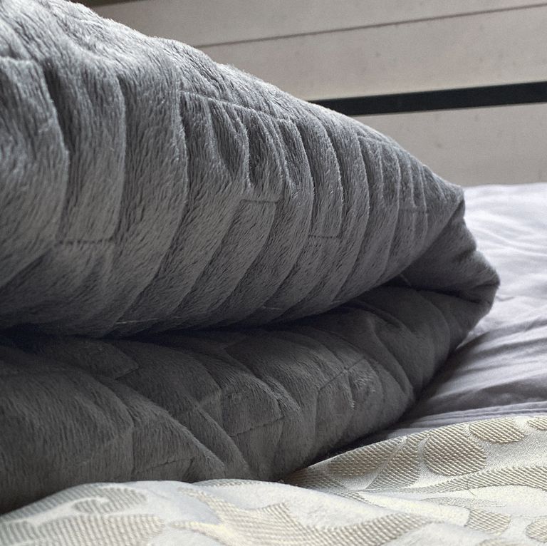 Утяжеленное одеяло поможет заменить крепкие объятия: 10 идей "заботы о себе любимом", одобренные психологами