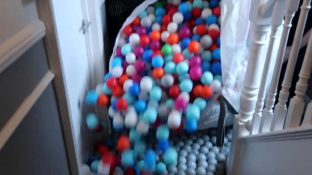 Весь дом - сухой бассейн: папа хотел порадовать дочерей, поэтому заполнил дом 250 000 пластиковых шариков (видео)