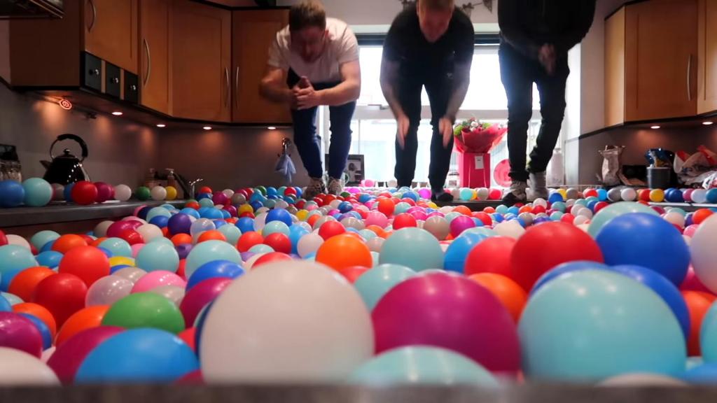 Весь дом - сухой бассейн: папа хотел порадовать дочерей, поэтому заполнил дом 250 000 пластиковых шариков (видео)