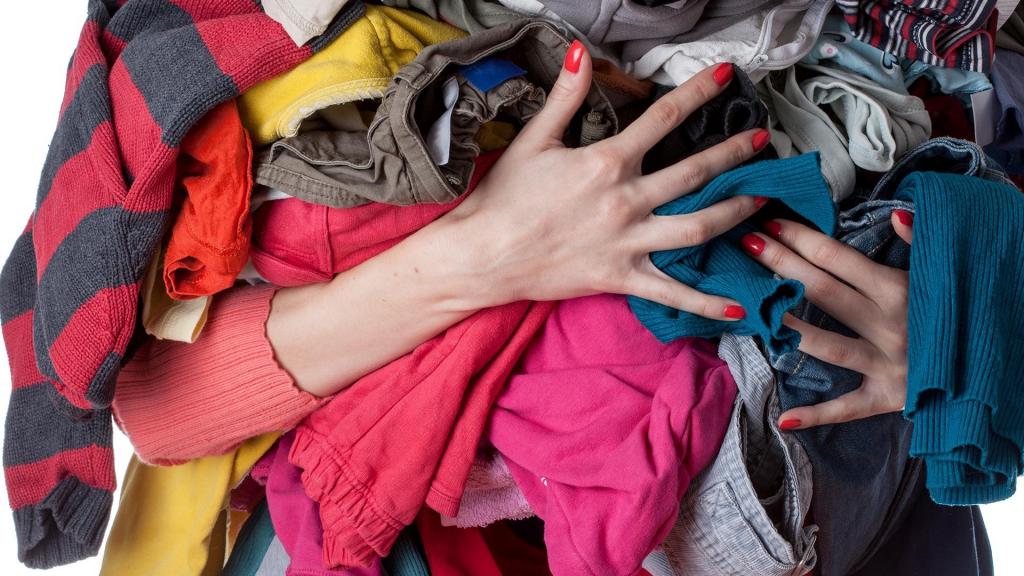 Безопасно ли сейчас примерять и покупать одежду: правила, которым должны следовать магазины