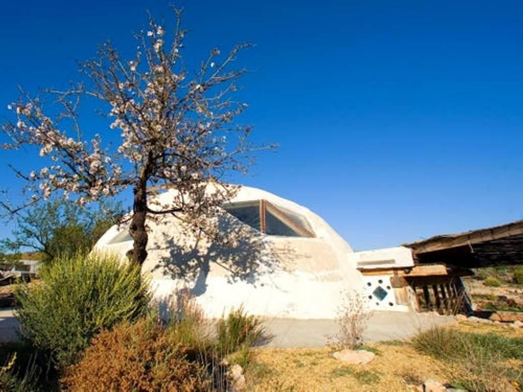 Самый сложный элемент дома - геодезический купол: испанская семья построила земной корабль из шин, бутылок, банок и дверей