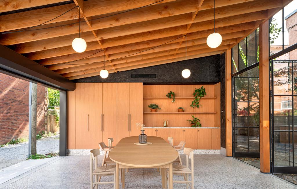 Дизайнеры превратили старый гараж в мастерскую, оранжерею и столовую: фото