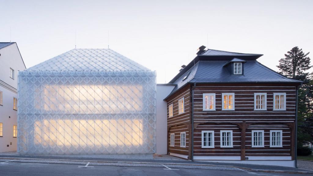 Полупрозрачный стеклянный дом в Чехии не очень вписывается в окружающий пейзаж исторических зданий. Но для офиса стекольной компании лучше не придумаешь (фото)