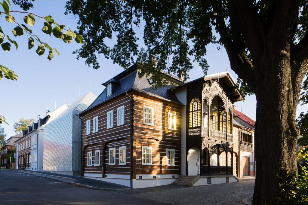 Полупрозрачный стеклянный дом в Чехии не очень вписывается в окружающий пейзаж исторических зданий. Но для офиса стекольной компании лучше не придумаешь (фото)