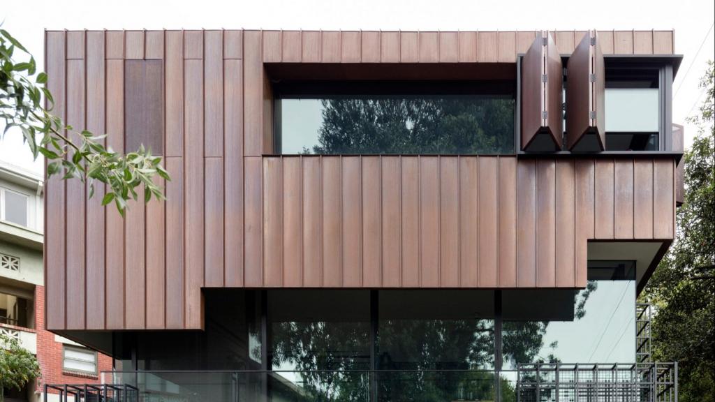Когда растения вырастут, это будет выглядеть как дом на дереве: необычная дизайн-задумка дома в Мельбурне с "прицелом на будущее"