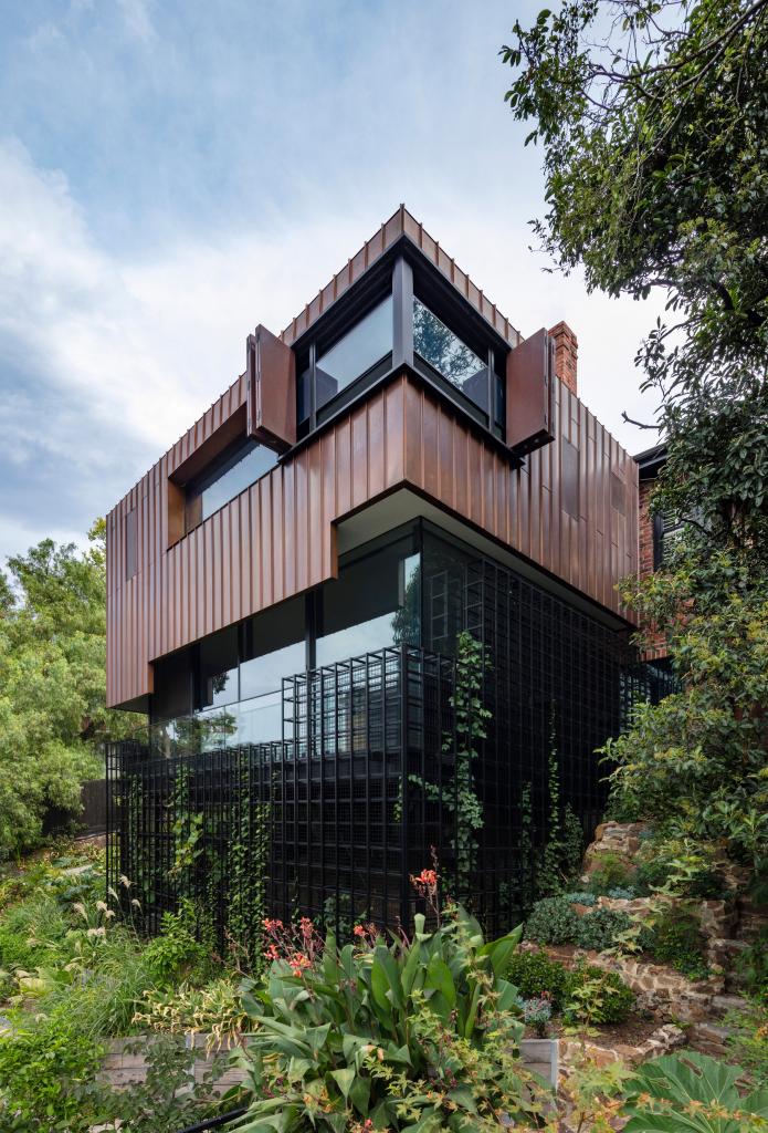 Когда растения вырастут, это будет выглядеть как дом на дереве: необычная дизайн-задумка дома в Мельбурне с "прицелом на будущее"