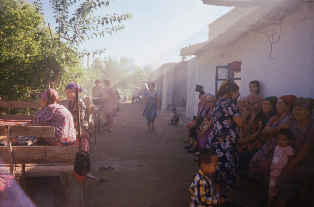 Традиционный плов и богатство семьи в виде матрасов: как выглядит обычная деревенская свадьба в Узбекистане, глазами фотографа Оли Шурыгиной