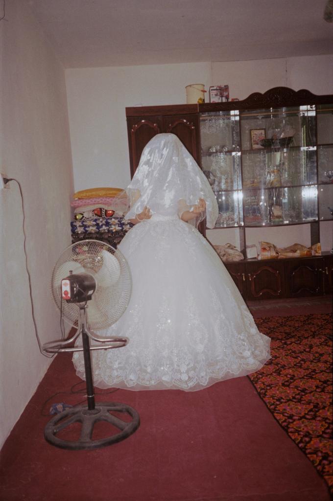 Традиционный плов и богатство семьи в виде матрасов: как выглядит обычная деревенская свадьба в Узбекистане, глазами фотографа Оли Шурыгиной