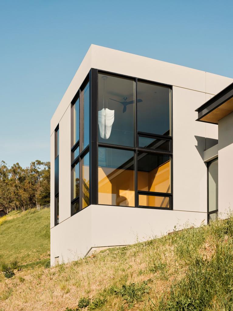 Два бетонных блока, а посреди стеклянный павильон: перед дизайнерами стояла непростая задача - максимально скрыть дом на одном из холмов в Калифорнии (фото)
