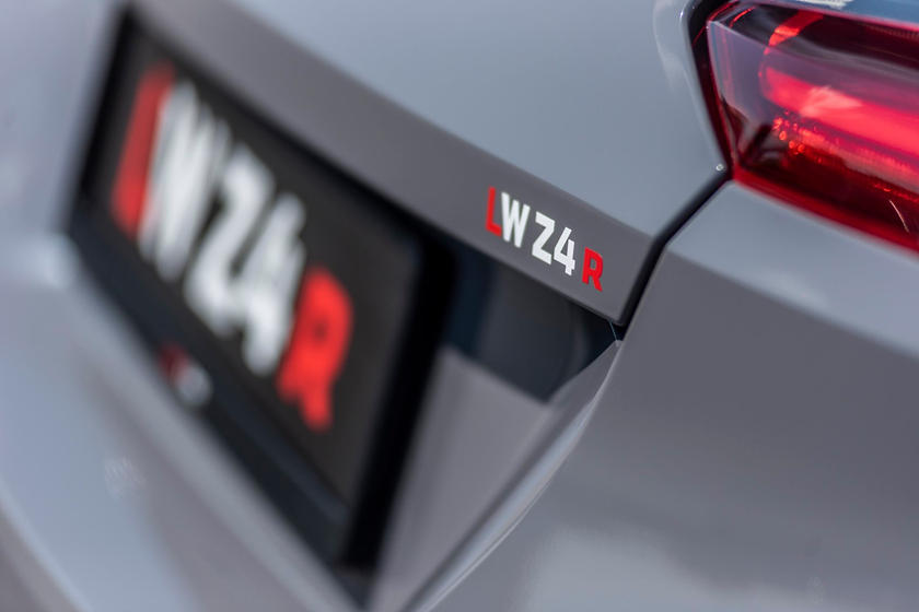 Больше мощности и меньше веса: хардкорный BMW Z4 R для Европы получил улучшенные характеристики