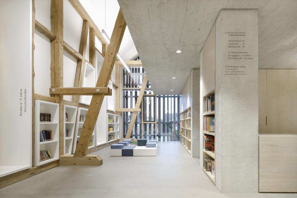 Немецкие дизайнеры превратили старый фермерский амбар в ультрасовременную городскую библиотеку (фото)