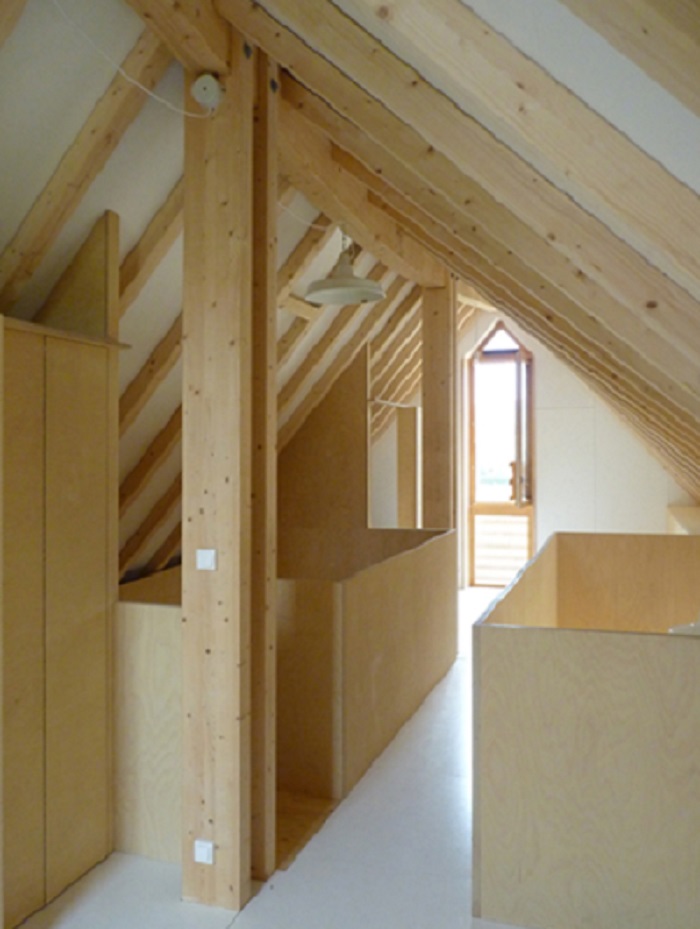 Во Франции есть дом с изогнутой, будто просевшей от старости крышей: такой дизайн вовсе не для красоты, а для практичности