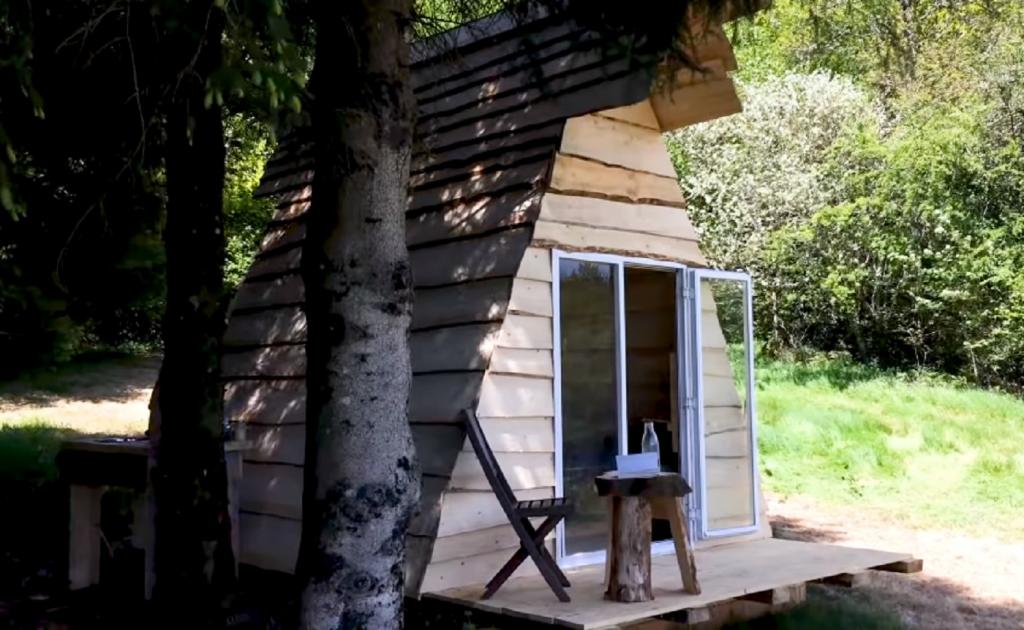 Мужчина построил крошечный дом всего за 34 доллара за 3,5 дня. Что у него получилось (фото)