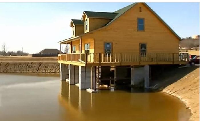 Мужчина построил дом мечты на пруду, чтобы ловить рыбу прямо в гостиной