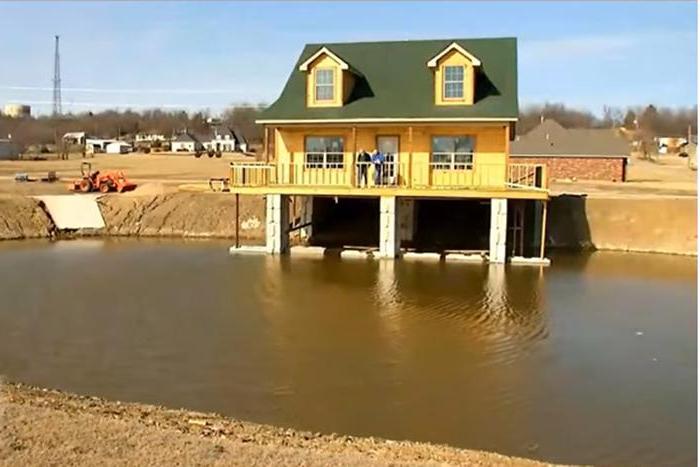 Мужчина построил дом мечты на пруду, чтобы ловить рыбу прямо в гостиной