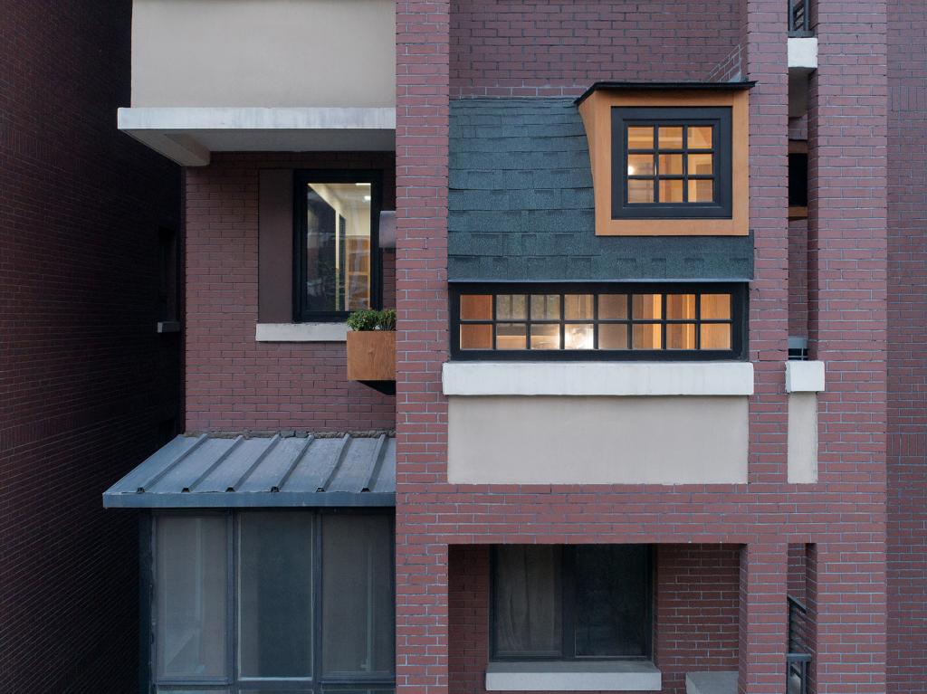 Хозяин квартиры сделал изогнутую крышу для балкона, получился чайный домик