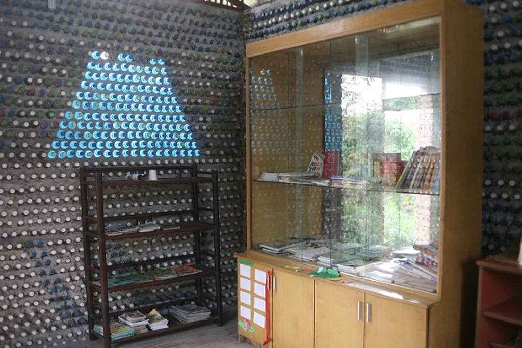 Женщина построила дом из 8800 пластиковых бутылок: фото